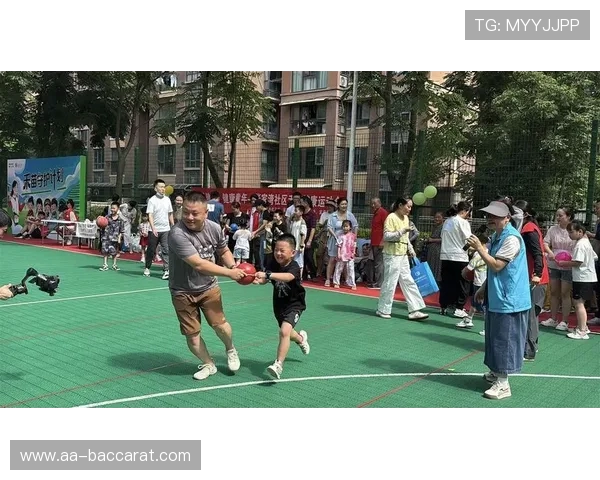 两人三足协作竞赛，操场上笑声不断，友谊与默契的完美融合